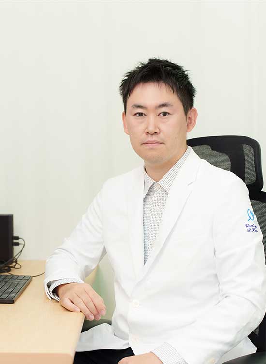 白衣を着た当クリニック院長 加藤良佑のプロフィール写真